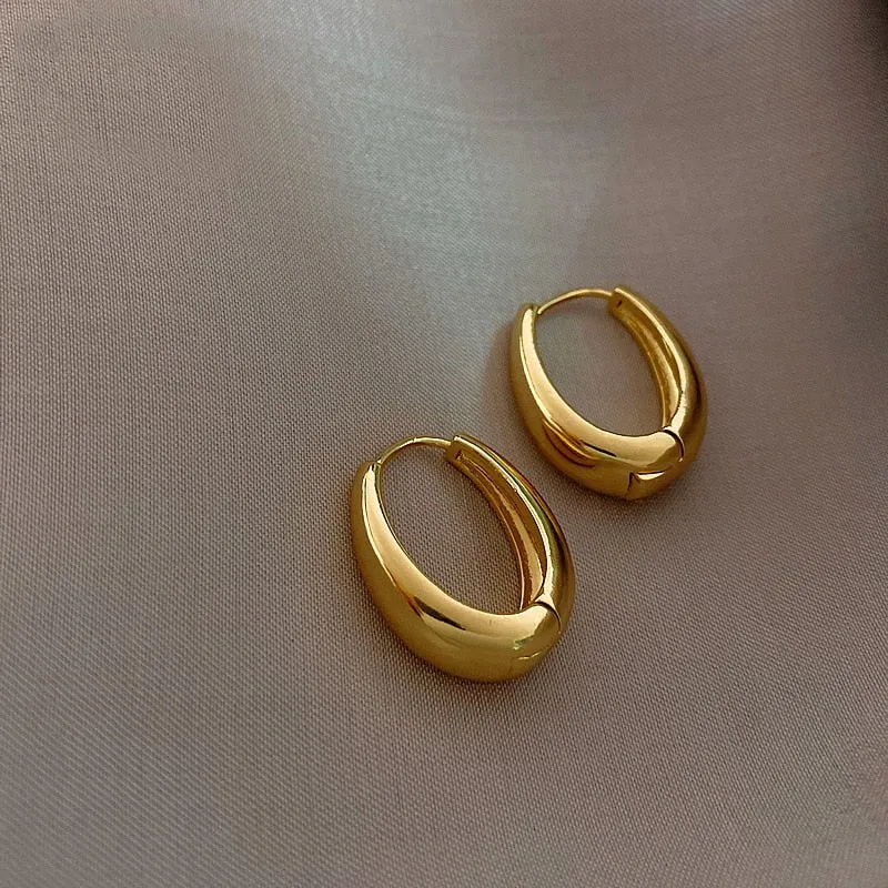 Gold Earrings in Ellipse Shape