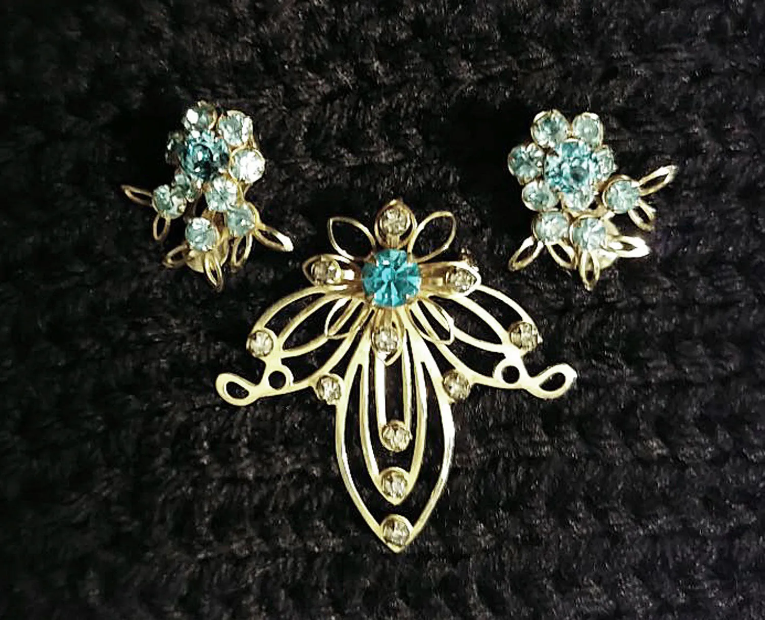 *VINTAGE '40s FLORAL-LOOK BLUE RHINESTONE PIN AND EARRINGS SET