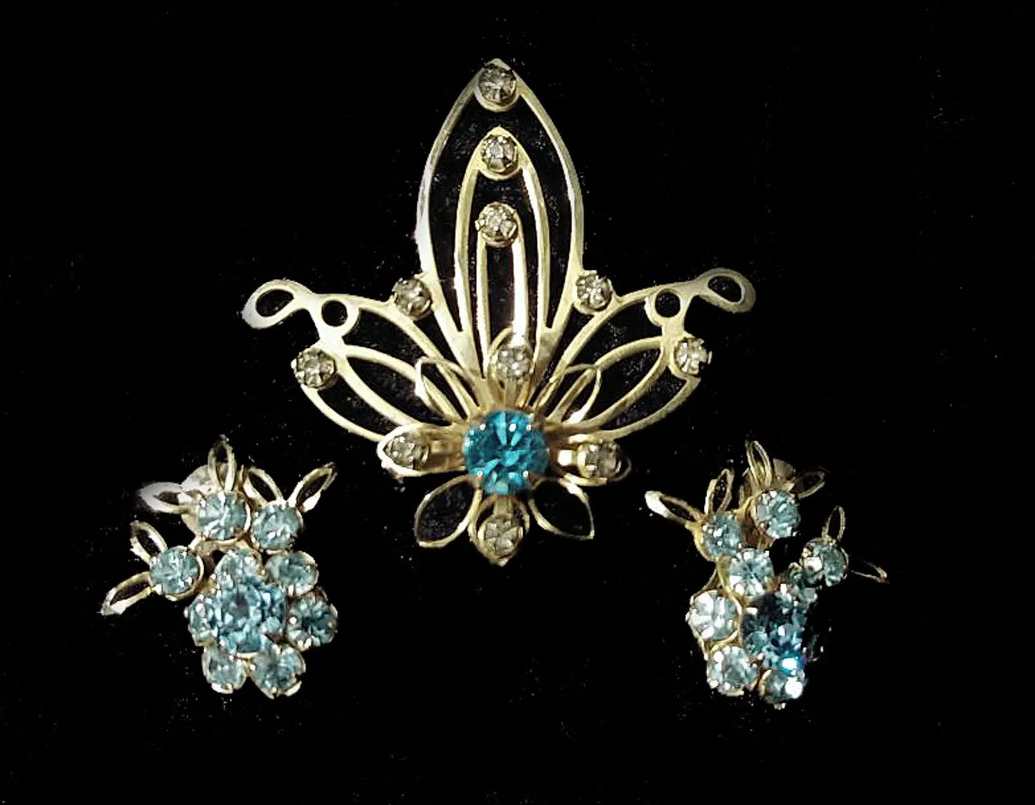 *VINTAGE '40s FLORAL-LOOK BLUE RHINESTONE PIN AND EARRINGS SET