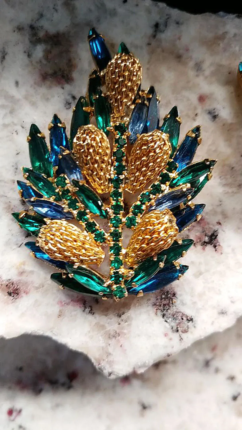 *VINTAGE SPARKLING ROYAL BLUE & EMERALD GREEN MARQUIS AND ROUND RHINESTONE PIN AND EARRINGS SET